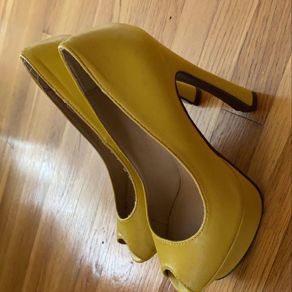 Yellow heels - Picture 2 of 2